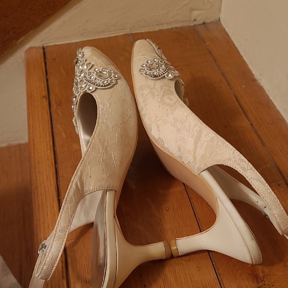 Elegant Ivory Brocade Embellished Women's Slingback Wedding Shoes - Picture 6 of 8